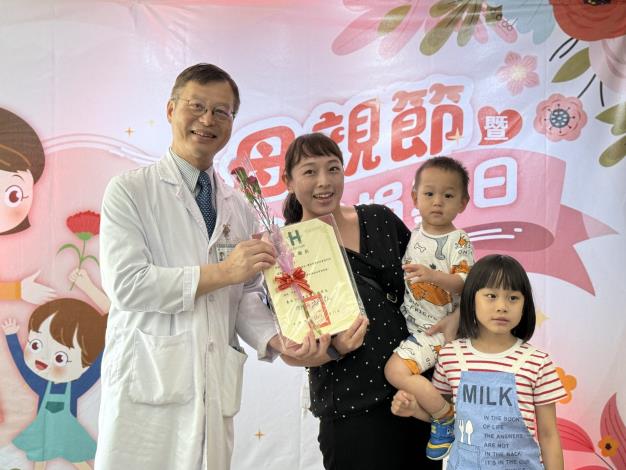 林陳立副總院長與捐乳媽媽合影