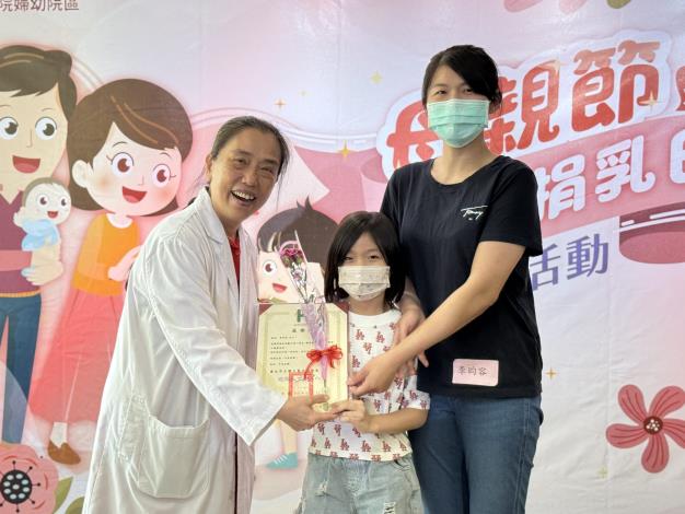 方麗容醫務秘書長與捐乳媽媽合影