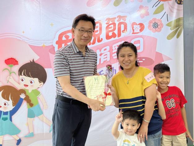 王智弘總院長與捐乳媽媽合影