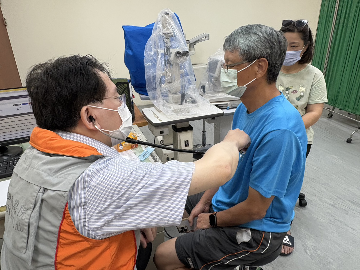 圖一：林森中醫昆明院區心臟內科江碩儒副院長利用AI心電圖至北竿為民眾診療。