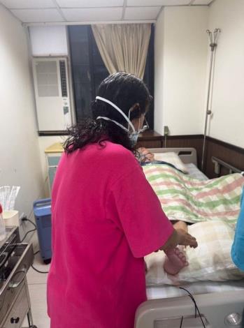 陳惠敏護理師為黃先生貼心床邊照護