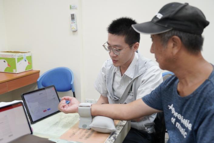 圖八：北市聯醫推動北竿鄉全人整合照護計畫，中醫內科簡均祐醫師使用數位化中醫脈診儀量測，結合傳統中醫與數據分析，為民眾進行身體狀況評估