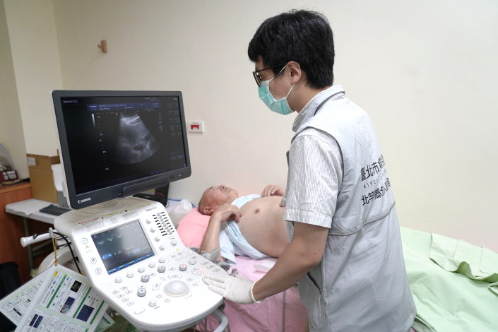 圖六：北市聯醫推動北竿鄉全人整合照護計畫，黃國維醫師為北竿鄉民進行脂肪肝及膽結石篩檢