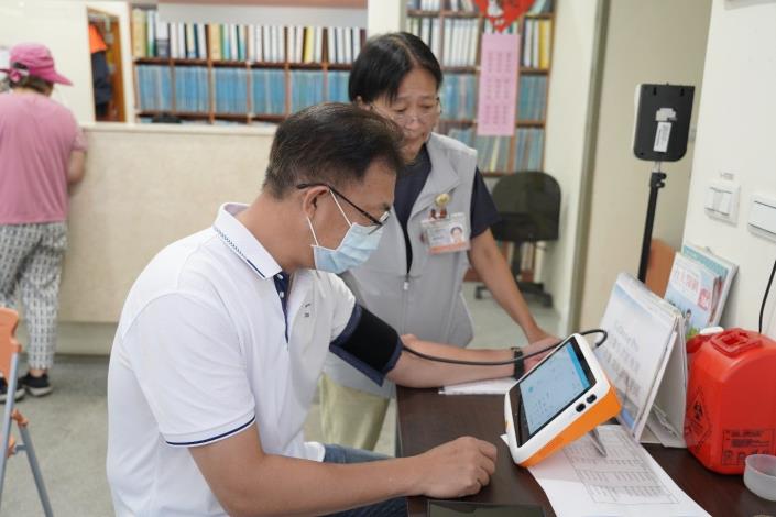 圖九：大同醫護公司與鴻海科技集團捐贈「CoDoctor Pro智合醫-多功能檢測儀」，提供北竿衛生所居民檢測並納入健康追蹤管理