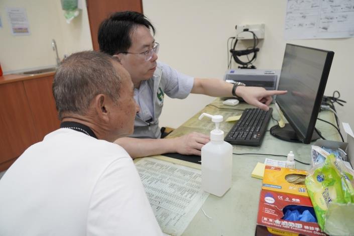 圖四：北市聯醫推動北竿鄉全人整合照護計畫，江碩儒副總院長為北竿鄉民進行AI心電圖篩檢及報告說明