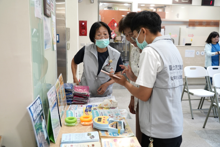 圖七：北市聯醫推動北竿鄉全人整合照護計畫，營養師為北竿鄉民進行營養衛教，民眾反應熱烈