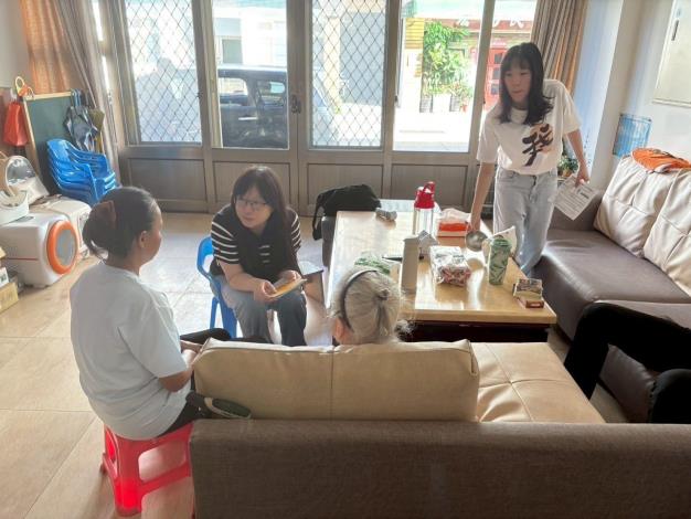 圖六:北市聯醫推動北竿鄉全人整合照護計畫,失智症中心個管師到宅訪視外籍看護工語言教育與失智症照護技巧培訓。(照片由北市聯醫提供)