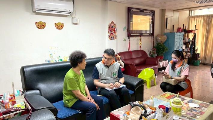 圖四:北市聯醫推動北竿鄉全人整合照護計畫,和平院區神經內科劉建良主任對於疑似失智長者進行居家訪視評估。(照片由北市聯醫提供)