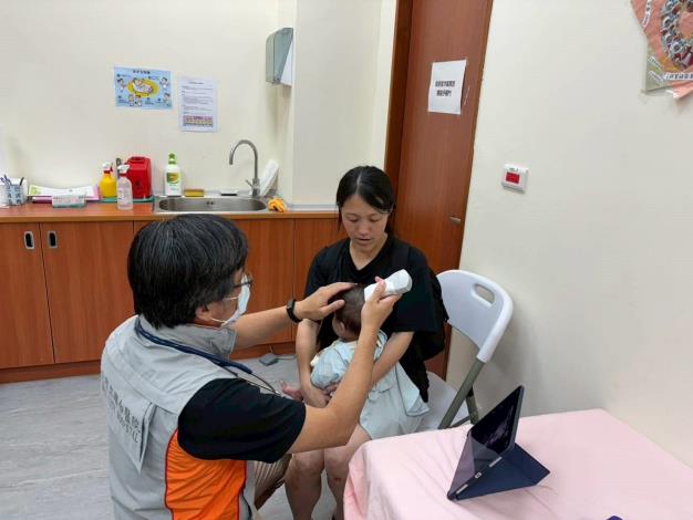 圖九:透過北竿全人幼兒專責計畫,婦幼院區小兒科黃啟南主任親赴居家訪視,提供幼兒健康評估、居家安全、育兒指導與頭部超音波檢查等服務。(照片由北市聯醫提供)