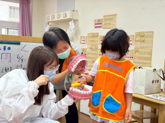 圖八:北市聯醫推動北竿鄉全人整合照護計畫於幼兒園辦理潔牙團體衛教活動。(照片由北市聯醫提供)