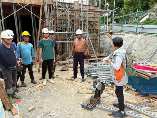 圖三:北市聯醫推動北竿鄉全人整合照護計畫,個管師深入社區辦理「預防熱傷害」,照護居民身心健康。(照片由北市聯醫提供)