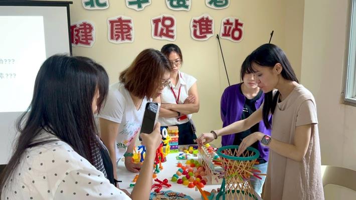 圖五:北市聯醫推動北竿鄉全人整合照護計畫,失智症中心個管師辦理玩具處方箋培訓課程訓練在地照顧服務員。(照片由北市聯醫提供)