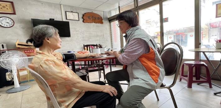 圖二:北市聯醫推動北竿鄉全人整合照護計畫,個管師深入社區到案家進行訪視,照護長者身心健康。(照片由北市聯醫提供)