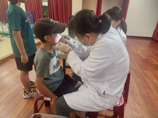 圖七:北市聯醫推動北竿鄉全人整合照護計畫,口腔醫學團隊每半年入校提供幼兒園至國中學童塗氟及口腔衛生保健指導服務。(照片由北市聯醫提供)