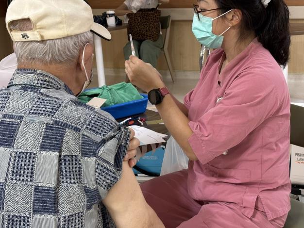 民眾施打流感疫苗_1(臺北市立聯合醫院提供)