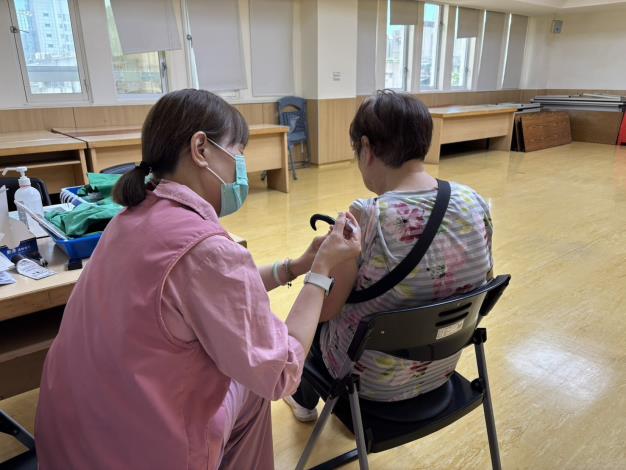 民眾施打流感疫苗_2(臺北市立聯合醫院提供)