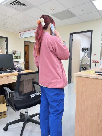 藍護理師聯繫出訪事宜(照片由中興院區提供)