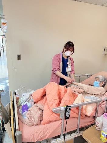 藍護理師跟江奶奶解釋,準備開始注射治療(照片由中興院區提供)