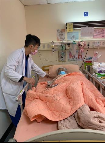 洪醫師床邊細心診視江奶奶(照片由中興院區提供)