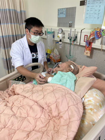 2-輸血過程伍醫師密切觀察注射處及病人生命徵象(圖片由中興院區提供)_0