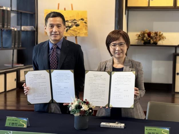 1-臺北市立聯合醫院王懋哲副總院長與國立臺灣文學館陳瑩芳館長簽訂合作備忘錄 1-北市聯醫與臺文館簽訂「博物館處方箋合作備忘錄」(照片由北市聯醫提供)