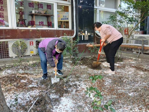 職能治療師帶領學員進行翻土