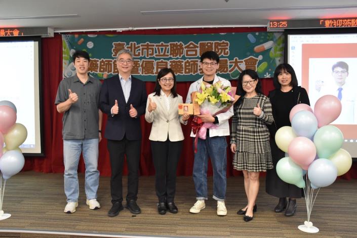 林奕華副市長頒獎予優良藥師
