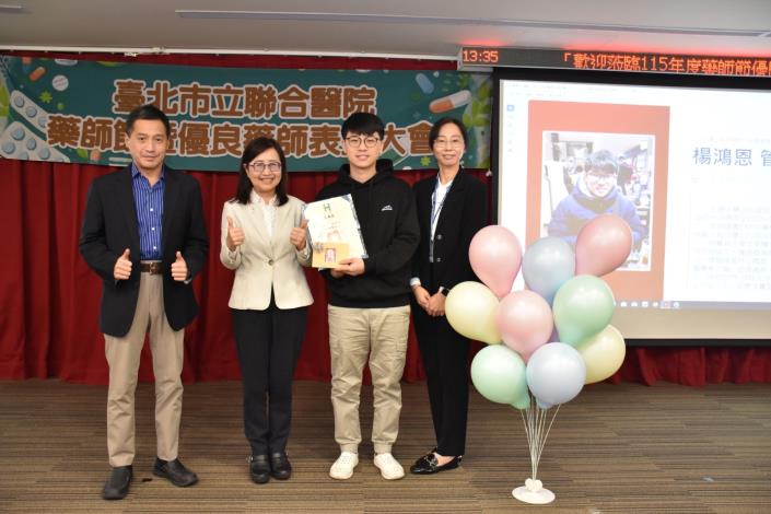 林奕華副市長頒獎予優良行政人員