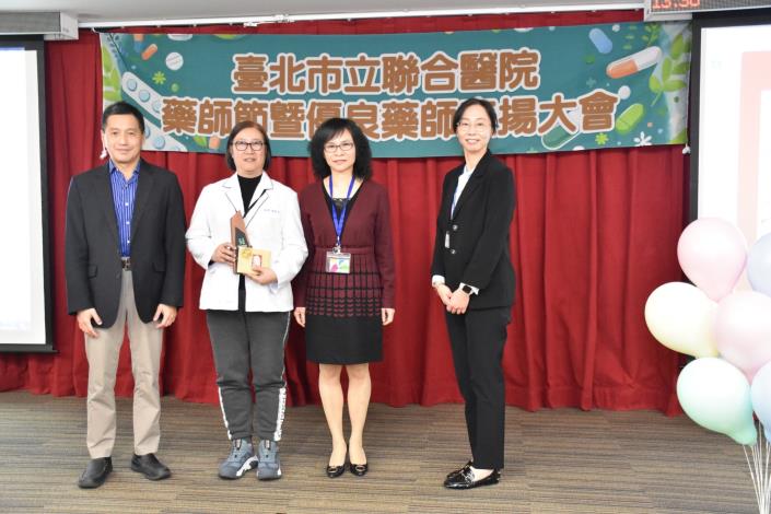 李碧慧副局長頒獎予資深藥師