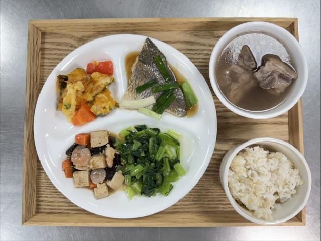 1150122-1-現代坐月子除了藥膳補湯，更應回歸健康飲食的原則。本圖為婦幼院區提供產婦的月子餐飲食(圖由北市聯醫婦幼院區提供)