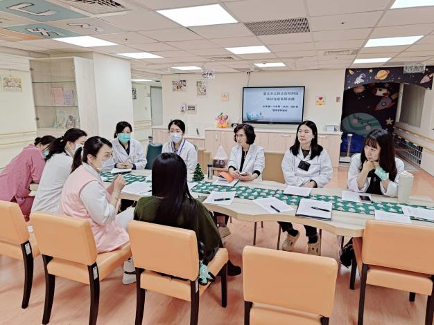 專業醫療與照護團隊定期針對個案進行討論，以提供連續性、整合性的照護服務。(圖臺北市立聯合醫院婦幼院區提供)