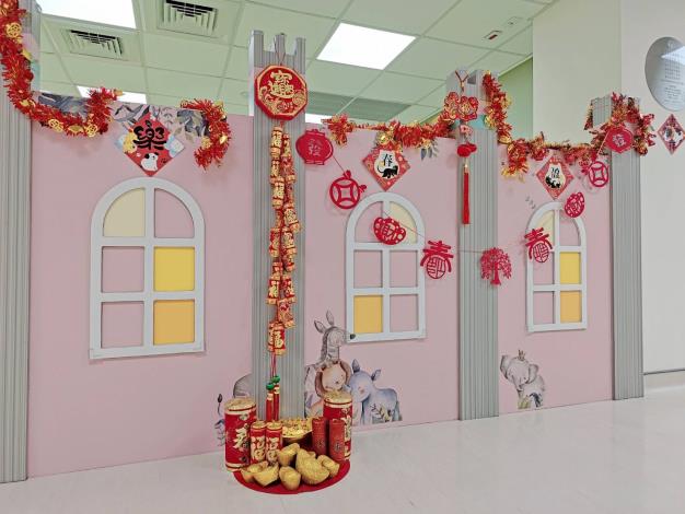 除了無微不至的照顧，童羽之家也會隨季節和節日進行布置，帶給住民溫馨的家的感覺。(圖臺北市立聯合醫院婦幼院區提供)