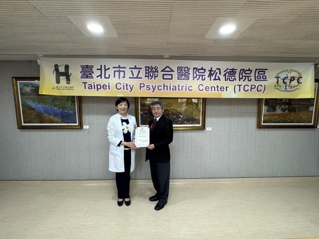 新聞稿附圖-黃名琪院長致贈感謝狀予歐耿良董事長_0