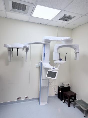 藉由牙科專用3D電腦斷層,將牙齒進行360度環景掃描,能從不同角度切入觀察牙根內部結構(圖片由中興院區口腔醫學科提供)