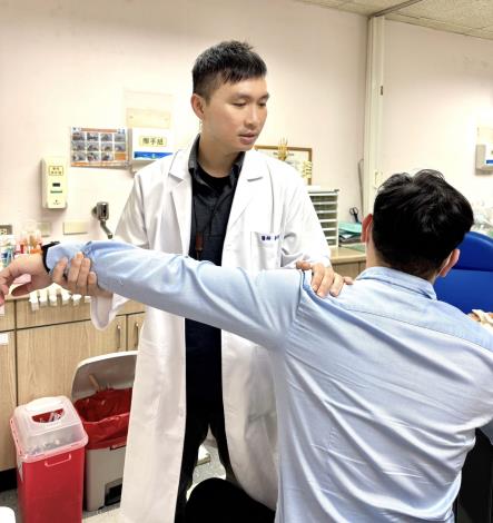 醫師為患者進行「被動關節活動測試」(圖片由李智堯醫師提供)