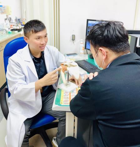 醫師利用肩關節模型，向患者解說高血糖如何導致關節囊發炎與沾黏(圖片由李智堯醫師提供)