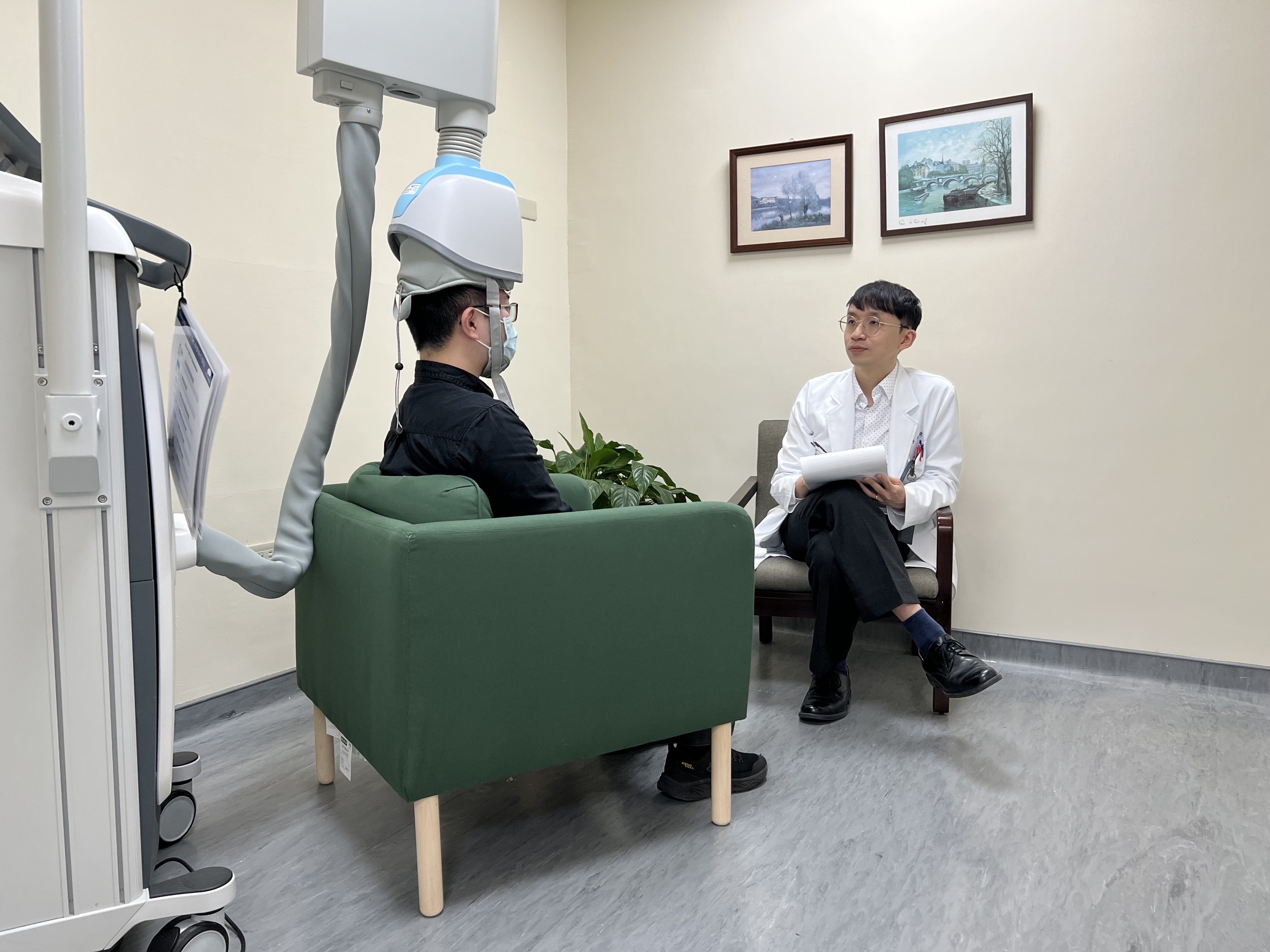 經顱磁刺激是一種先進的非侵入性腦部調節技術，透過磁場刺激大腦特定區域，調整與情緒、壓力及睡眠相關的神經網絡活動(圖片由松德院區提供)