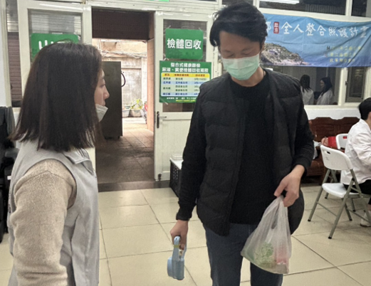圖八：北市聯醫推動北竿鄉全人整合照護計畫，臺北市立聯合醫院王培竹營養師、張沂帆營養師協助民眾肌力檢測與營養課程宣導
