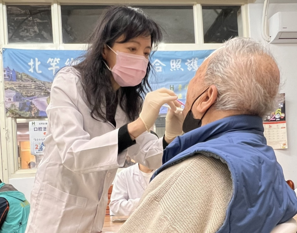 圖五：北市聯醫推動北竿鄉全人整合照護計畫，臺北市立聯合醫院松德院區副院長李雅玲為55歲以上長者塗氟及口腔保健。