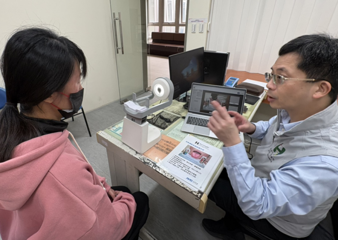 圖七：北市聯醫推動北竿鄉全人整合照護計畫，臺北市聯合醫院中森中醫昆明院區副院長黃伯瑜使用中醫數位化舌診儀，量測北竿居民健康。