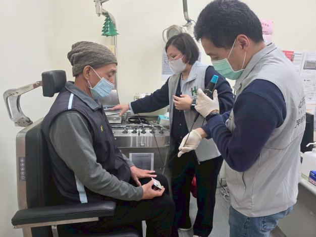 圖三：北市聯醫推動北竿鄉全人整合照護計畫，臺北市立聯合醫院仁愛院區院長王懋哲為北竿居民進行鼻咽癌及喉癌篩檢。