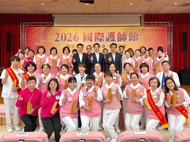 蔣萬安市長與北市聯醫獲獎護理師合影