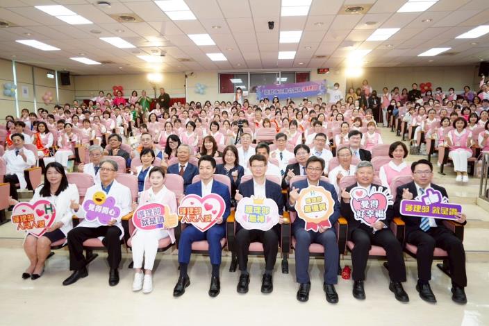 蔣萬安市長與北市聯醫同仁合影2