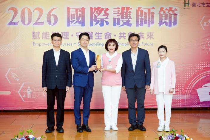 蔣萬安市長頒獎予獲獎護理人員
