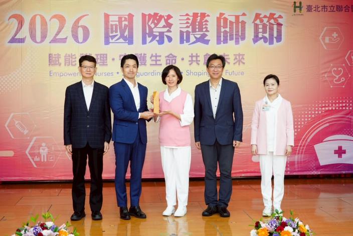 蔣萬安市長頒獎予獲獎護理人員1