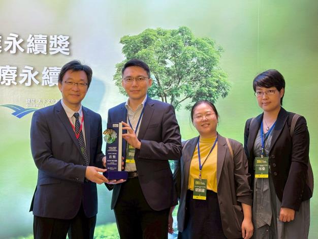 (左起)北市聯醫王智弘總院長與失智症中心劉建良主任及同仁合影