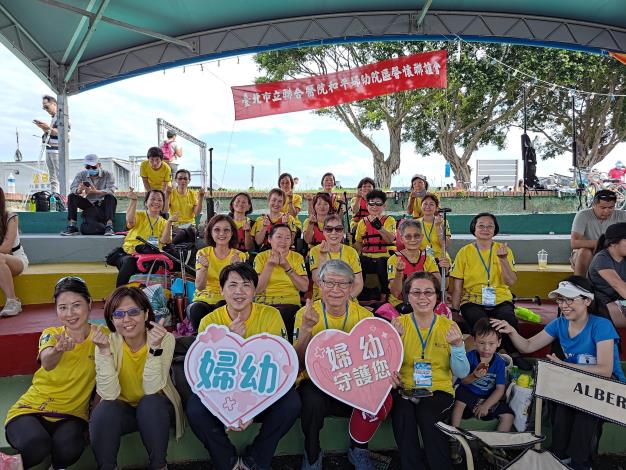 北市聯醫乳房外科前部長陳火木(左四)及乳房外科主任黃裕閔(左三)率隊參加龍舟賽，屢創佳績(圖片由北市聯醫婦幼院區提供)