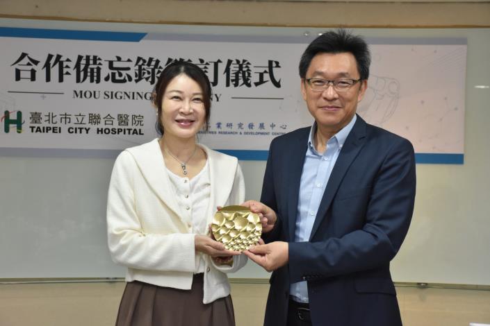 金屬中心贈予北市聯醫紀念禮品