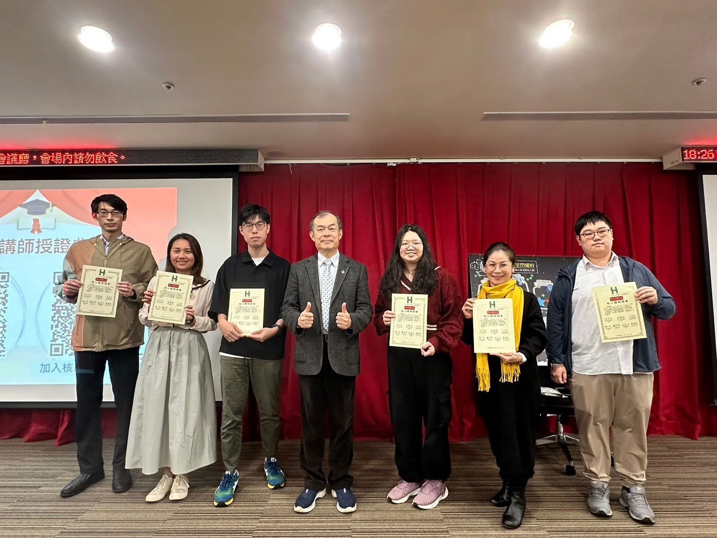 獲得證書學員與講師合照