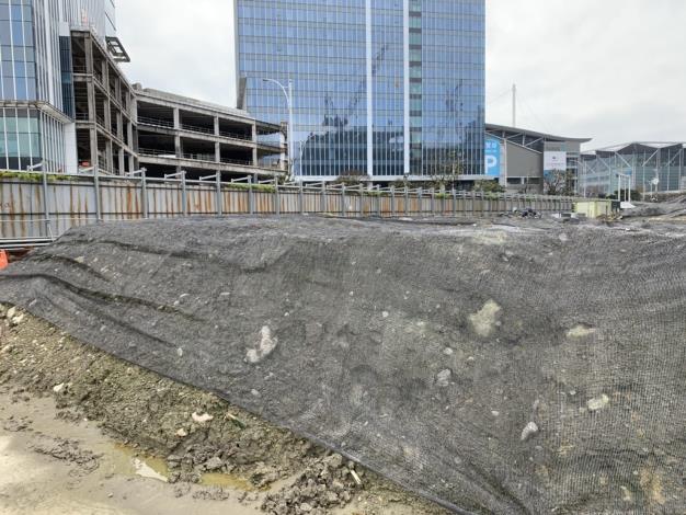 南港工地工區挖出含氨土方，環保局已令其停挖，土方暫置且均加以覆蓋及採太空包方式處理2